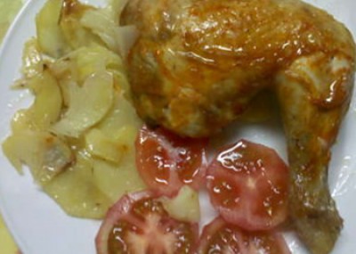 Purpollo Muslo al Hornoen Cama de Cebolla y Papas